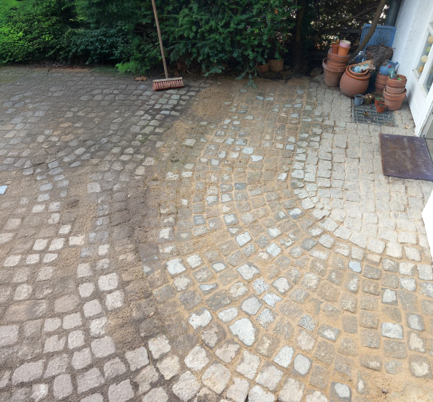 Hof ausebnen und Pflastern